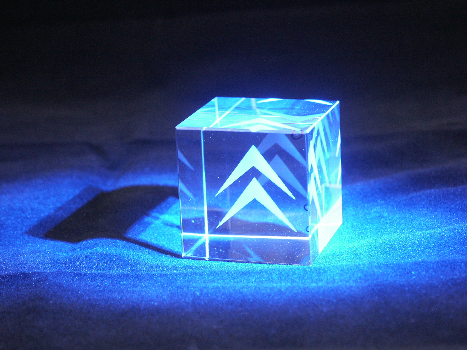 2D logo laserované ve skleněné krychli