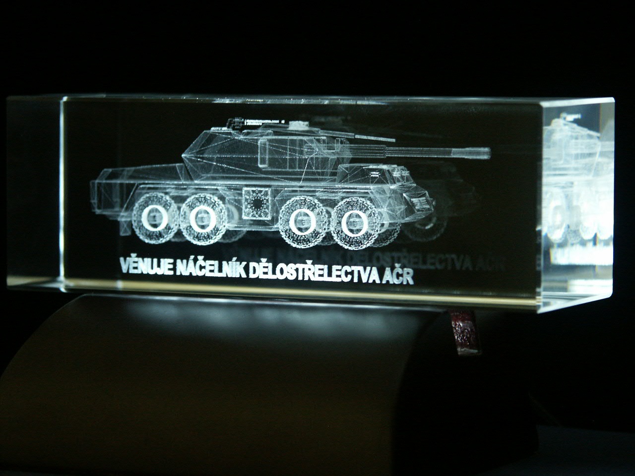 3D objekt a 2D nápis laserovaný ve skleněném kvádru