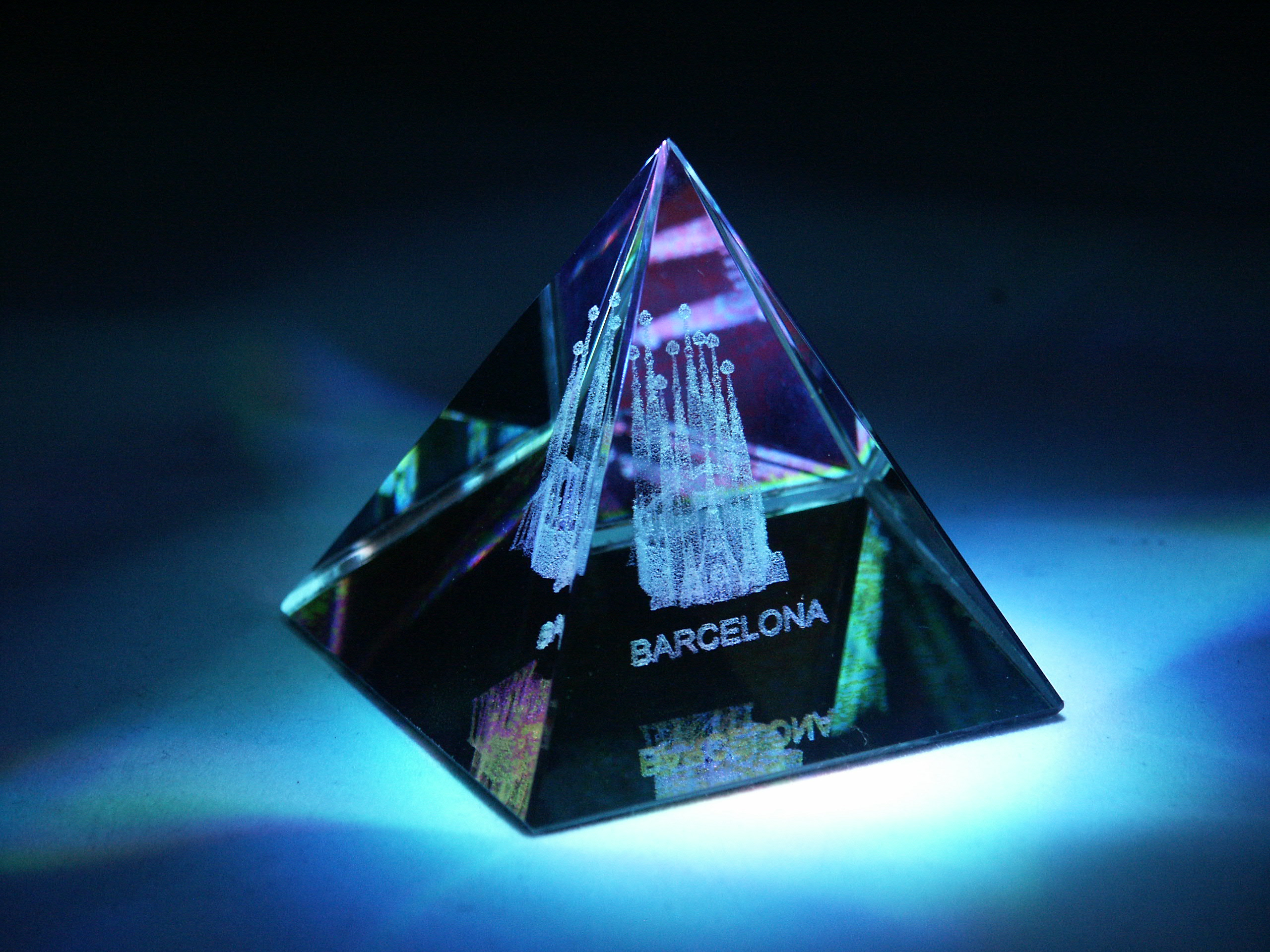 3D obrázek ve skleněné pyramidě